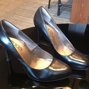 Women’s black heeled dress shoes